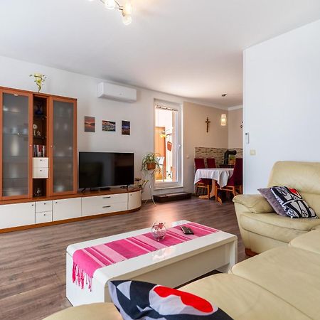 Apartman Laura Cres Luaran gambar